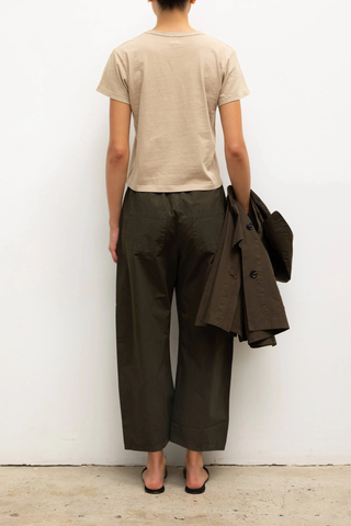 back profile model wearing Kyoto Carpenter Pant Olive 
Classic utility inspired trouser
Pull-on style
Baggy leg silhouette
Hits at the ankle
Topstitched utility panels at front
Adjustable waistband
Patch pockets at back
100% Cotton