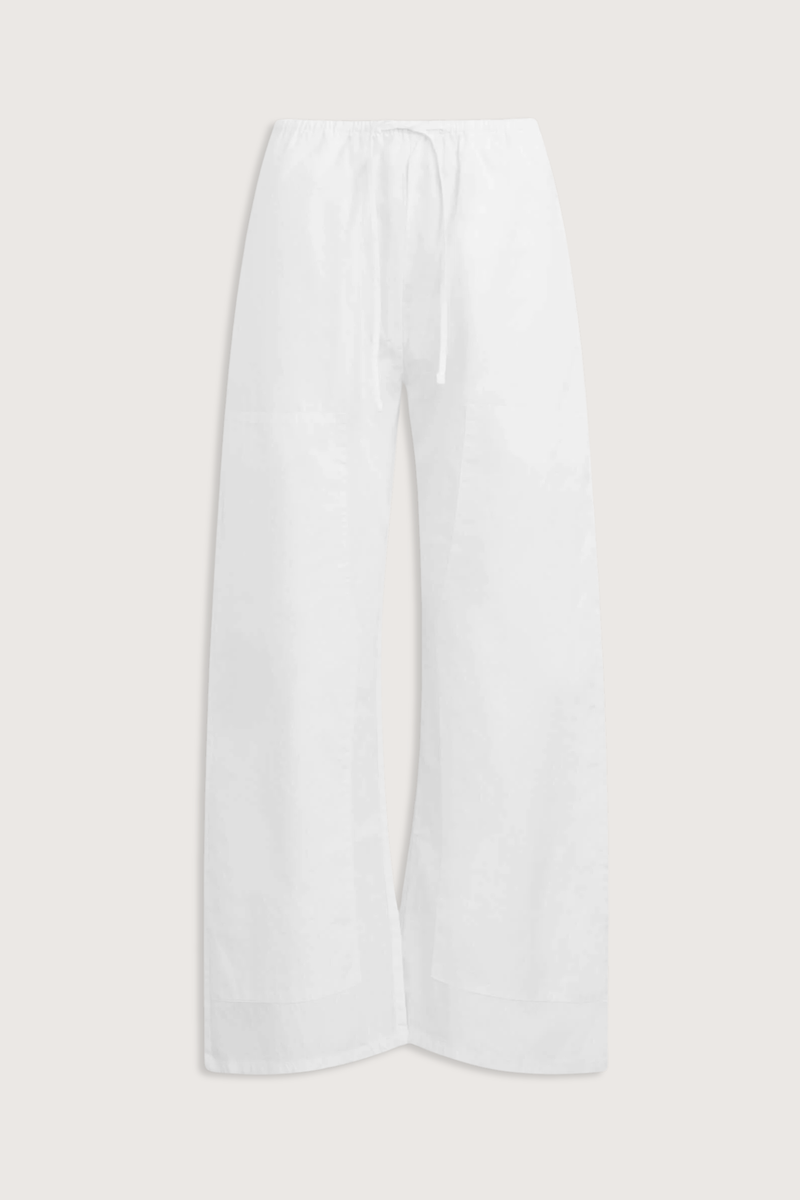 flat lay Kyoto Carpenter Pant White cotton Classic utility inspired trouser
Pull-on style
Baggy leg silhouette
Hits at the ankle
Topstitched utility panels at front
Adjustable waistband
Patch pockets at back