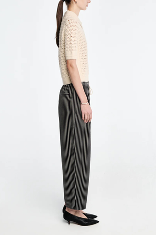 side profile model wearing Lace Crochet Polo cream Shrunken silhouette
classic collar
Detailed with a special lace stitch
69% Cashmere 31% Cotton
Slim fit