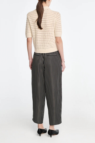 back profile model wearing Lace Crochet Polo cream Shrunken silhouette
classic collar
Detailed with a special lace stitch
69% Cashmere 31% Cotton
Slim fit