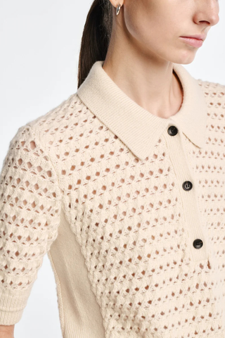 close up texture detail of Lace Crochet Polo cream Shrunken silhouette
classic collar
Detailed with a special lace stitch
69% Cashmere 31% Cotton
Slim fit
