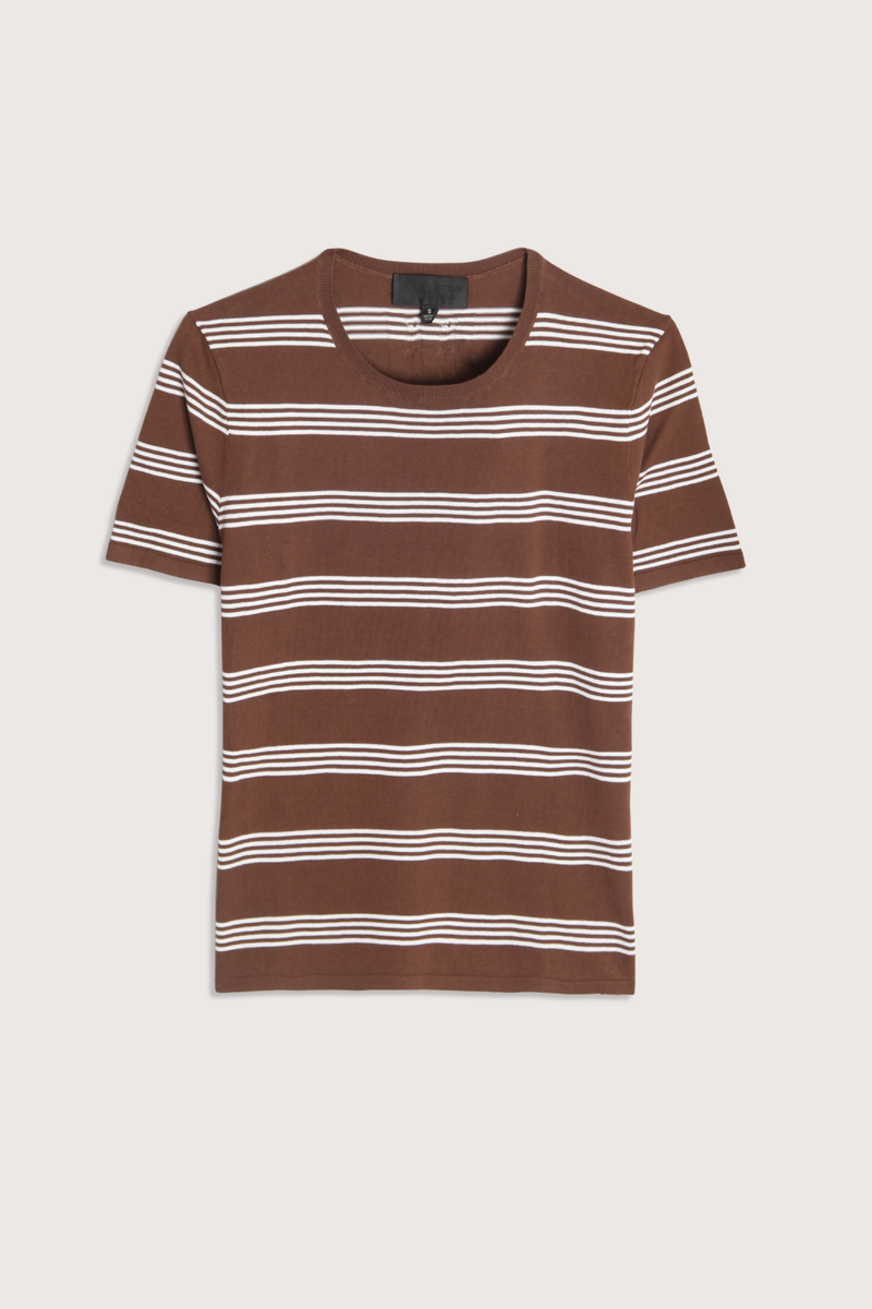 flat lay Lanise Stripe Sweater Crewneck
Short sleeve
Slim fit
100% Cotton
Brown and white horizontal stripes
