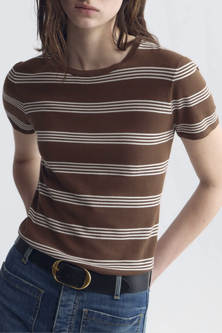 front profile model wearing Lanise Stripe Sweater Crewneck
Short sleeve
Slim fit
100% Cotton
Brown and white horizontal stripes