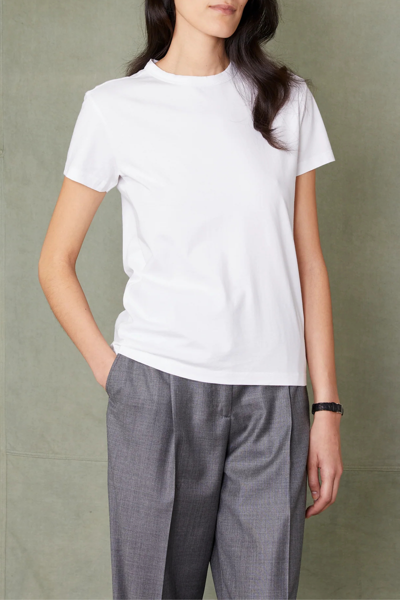 front profile model wearing Lara Short Sleeve Organic Cotton T-Shirt white Classic fit
Short sleeve tee-shirt
Crew neck
Garment dye
Garment wash