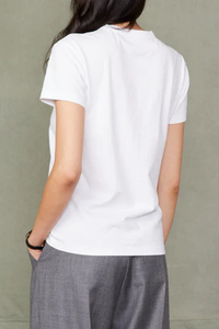 back profile model wearing Lara Short Sleeve Organic Cotton T-Shirt white Classic fit
Short sleeve tee-shirt
Crew neck
Garment dye
Garment wash