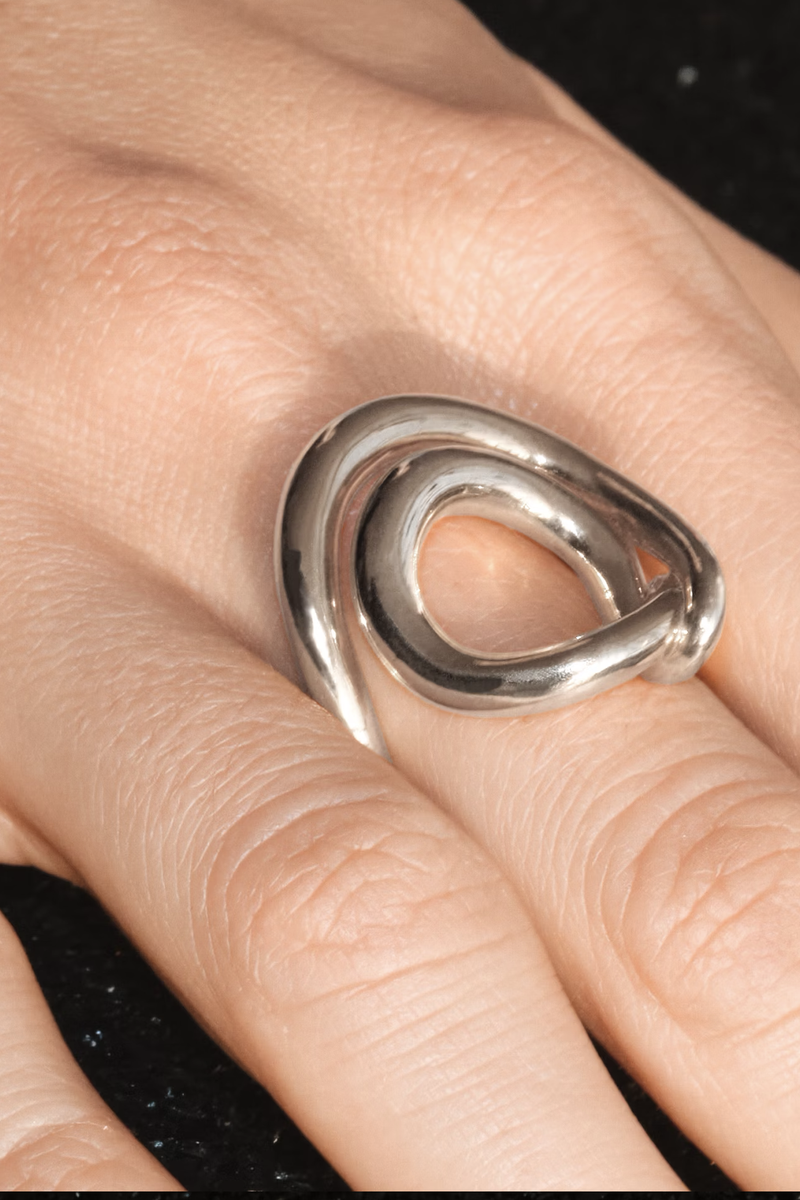 model wearing Lasso Ring Silver 925 Silver covered with 18 carat gold (Vermeil 5 microns)