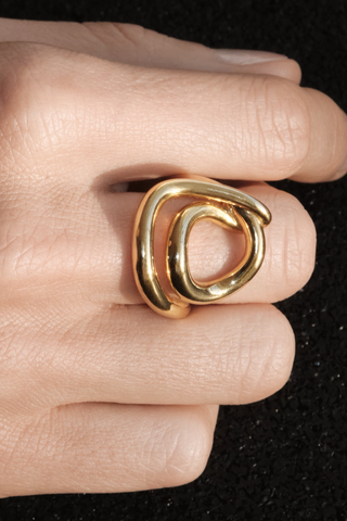 model wearing Lasso Ring Vermeil 925 Silver covered with 18 carat gold (Vermeil 5 microns)