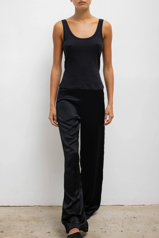 front profile  Laura Scoop Neck Tank Black Scoop Neck
Classic silhouette
Lightweight
Vintage-feel
100% Cotton