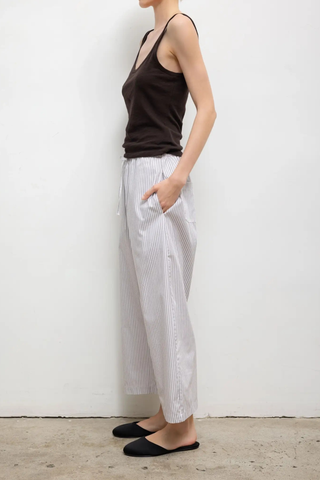 side profile model wearing Laura Scoop Neck Tank Chocolate Scoop Neck
Classic silhouette
Lightweight
Vintage-feel
100% Cotton