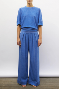 front profile model wearing Lauren Fluid Knit Trouser Denim blue Flowing knit pants
Jersey knit
Wide scalloped waistband
Fine and smooth knit
Box pleats on the front