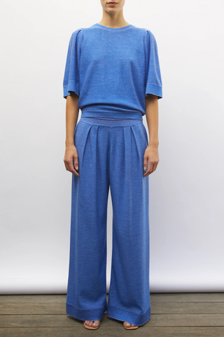 front profile model wearing Lauren Fluid Knit Trouser Denim blue Flowing knit pants
Jersey knit
Wide scalloped waistband
Fine and smooth knit
Box pleats on the front