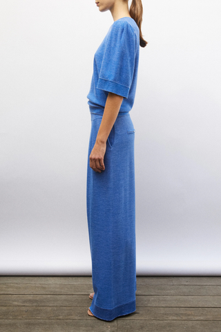 side profile model wearing Lauren Fluid Knit Trouser Denim blue Flowing knit pants
Jersey knit
Wide scalloped waistband
Fine and smooth knit
Box pleats on the front
