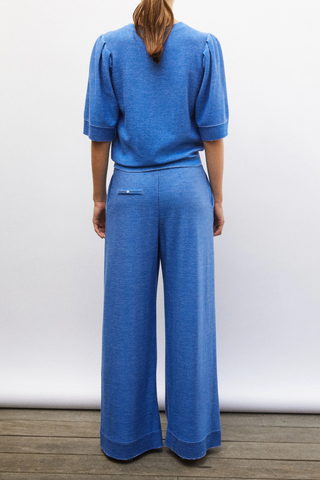 back profile model wearing Lauren Fluid Knit Trouser Denim blue Flowing knit pants
Jersey knit
Wide scalloped waistband
Fine and smooth knit
Box pleats on the front