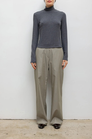 front profile model wearing Lauren T-Neck Long Sleeve Top Charcoal Buttery soft brushed sweater jersey
Long Sleeve
Turtleneck
Fitted silhouette
Flexibly styled turtleneck

47% Polyester, 47% Rayon, 6% Spandex