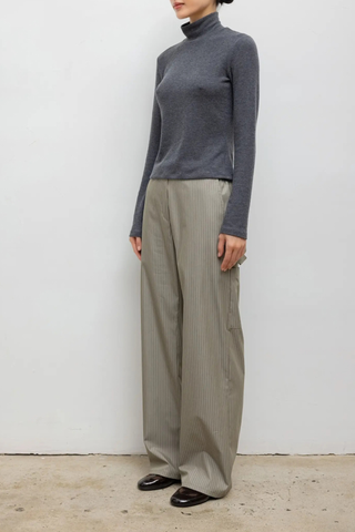 side profile model wearing Lauren T-Neck Long Sleeve Top Charcoal Buttery soft brushed sweater jersey
Long Sleeve
Turtleneck
Fitted silhouette
Flexibly styled turtleneck

47% Polyester, 47% Rayon, 6% Spandex
