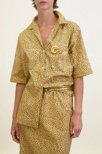 front profile model wearing Le Camp Cheetah Shirt gold Relaxed fit
Short sleeve
Button front
Camp style shirt
Front pocket
100% Japanese Cotton