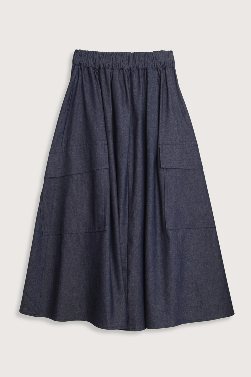 flat lay Le Cargo Full Flared Skirt Dark Denim Oversized cargo pockets
On-seam pockets
Wide elastic waist
Tiny rolled hem
100% Japanese Denim