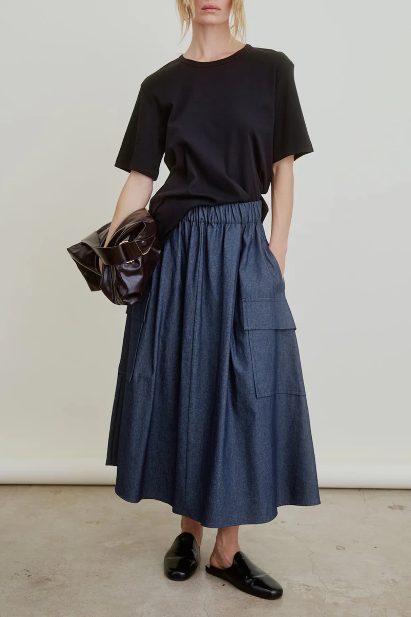 front profile model wearing Le Cargo Full Flared Skirt Dark Denim Oversized cargo pockets
On-seam pockets
Wide elastic waist
Tiny rolled hem
100% Japanese Denim