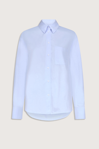 flat lay Lee Cotton Shirt light blue 100% crisp cotton poplin
Oversized fit
Spread collar
Front patch pocket
Back yoke
Buttoned cuffs
Lightly rounded hemline
