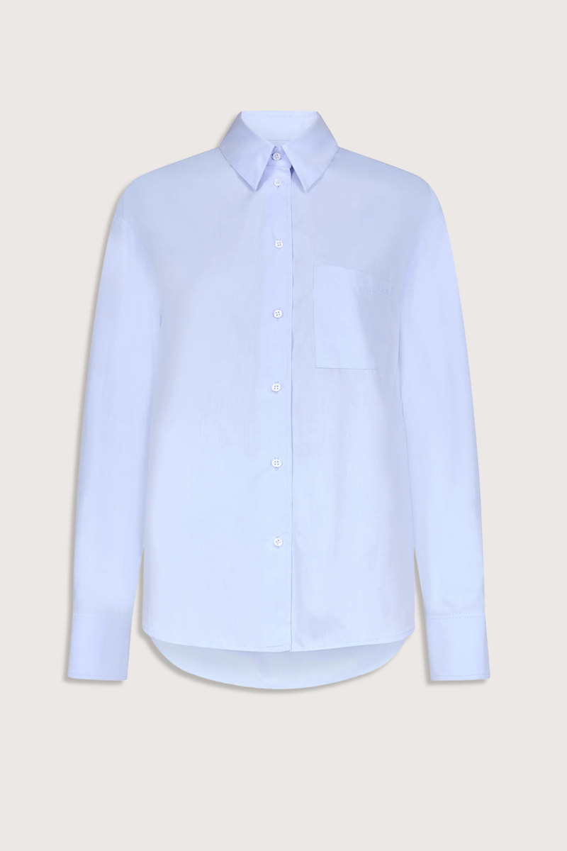 flat lay Lee Cotton Shirt light blue 100% crisp cotton poplin
Oversized fit
Spread collar
Front patch pocket
Back yoke
Buttoned cuffs
Lightly rounded hemline