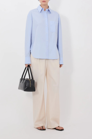front profile model wearing Lee Cotton Shirt light blue 100% crisp cotton poplin
Oversized fit
Spread collar
Front patch pocket
Back yoke
Buttoned cuffs
Lightly rounded hemline