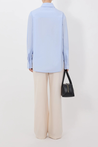 back profile model wearing Lee Cotton Shirt light blue 100% crisp cotton poplin
Oversized fit
Spread collar
Front patch pocket
Back yoke
Buttoned cuffs
Lightly rounded hemline