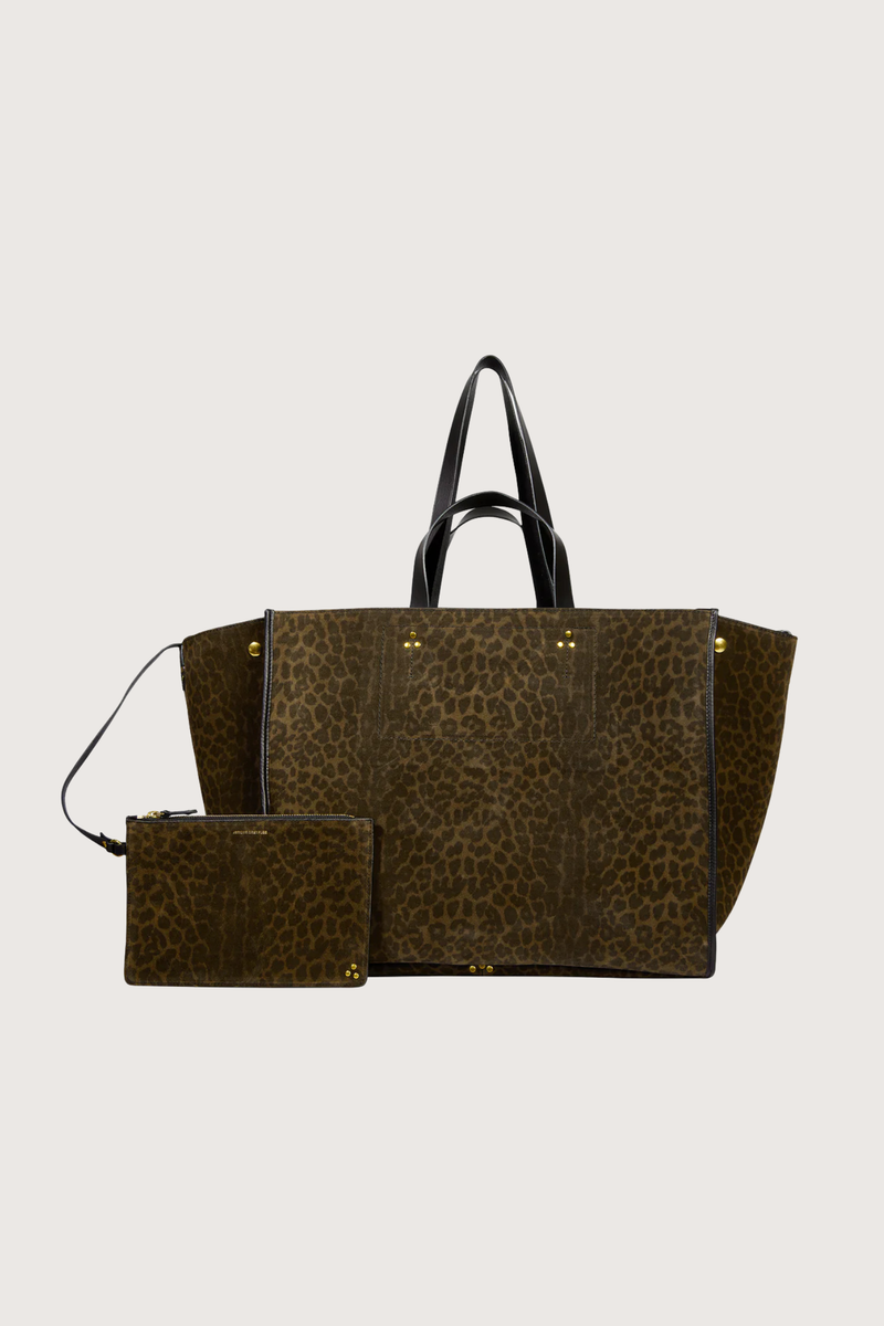flat lay Leon L Leopard Tote Bag kaki
Four leather handles, of two lengths
Dimensions : 70 x 32 x 23 cm
Bag 90% calfskin split 10% cowhide /Lining 100% cowhide crust