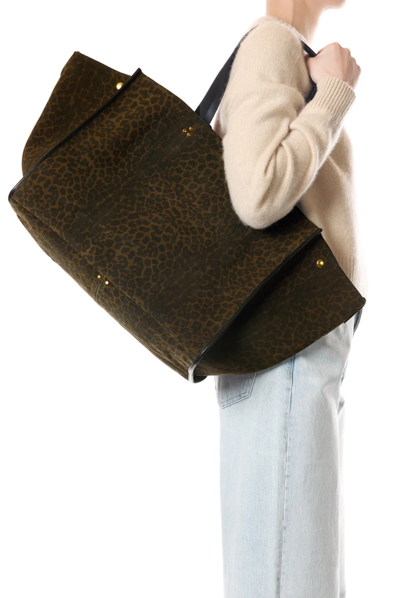 side profile model wearing bag on shoulder Leon L Leopard Tote Bag kaki
Four leather handles, of two lengths
Dimensions : 70 x 32 x 23 cm
Bag 90% calfskin split 10% cowhide /Lining 100% cowhide crust