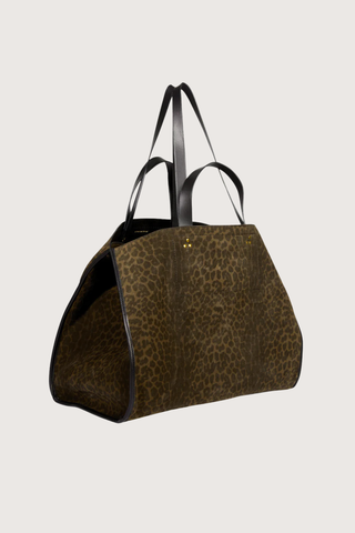 side profile Leon L Leopard Tote Bag kaki
Four leather handles, of two lengths
Dimensions : 70 x 32 x 23 cm
Bag 90% calfskin split 10% cowhide /Lining 100% cowhide crust