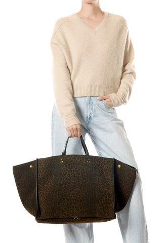 side profile model wearing bag on hand Leon L Leopard Tote Bag kaki
Four leather handles, of two lengths
Dimensions : 70 x 32 x 23 cm
Bag 90% calfskin split 10% cowhide /Lining 100% cowhide crust
