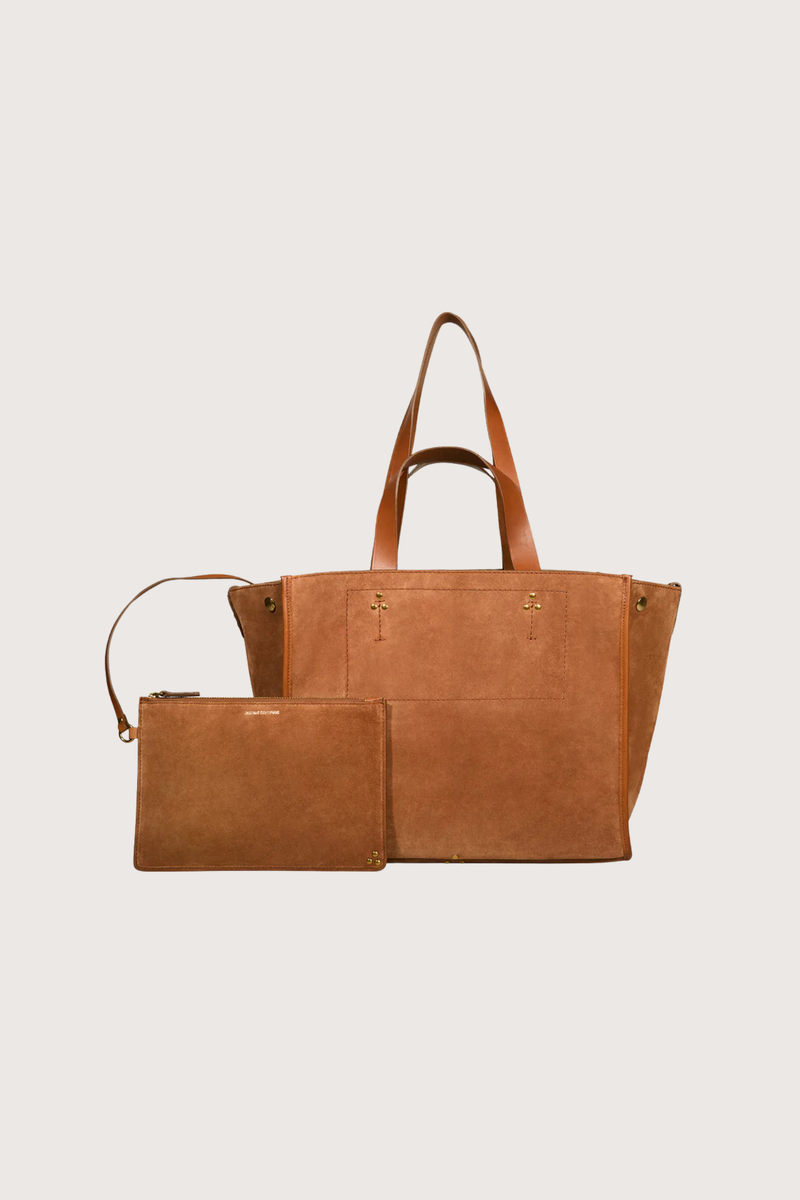 flat lay Leon M Suede Caramel Tote Bag
Four handles, of two lengths, in leather on the top of the bag
Dimensions : 52 x 27 x 20 cm
Handbag 90% Calf split leather 10% Cowhide / Lining 100% Cowhide crust