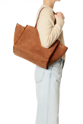side profile model wearing on shoulder Leon M Suede Caramel Tote Bag
Four handles, of two lengths, in leather on the top of the bag
Dimensions : 52 x 27 x 20 cm
Handbag 90% Calf split leather 10% Cowhide / Lining 100% Cowhide crust