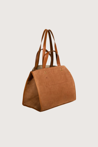side profile Leon M Suede Caramel Tote Bag
Four handles, of two lengths, in leather on the top of the bag
Dimensions : 52 x 27 x 20 cm
Handbag 90% Calf split leather 10% Cowhide / Lining 100% Cowhide crust