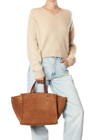 side profile model wearing bag on hand Leon M Suede Caramel Tote Bag
Four handles, of two lengths, in leather on the top of the bag
Dimensions : 52 x 27 x 20 cm
Handbag 90% Calf split leather 10% Cowhide / Lining 100% Cowhide crust