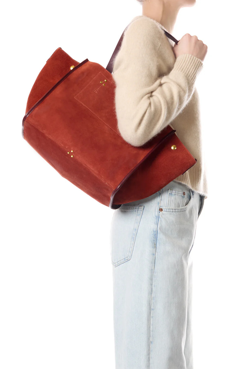 side profile model wearing bag on shoulder Leon M Suede Rust Tote Bag
Four handles, of two lengths, in leather on the top of the bag
Dimensions : 52 x 27 x 20 cm
Handbag 90% Calf split leather 10% Cowhide / Lining 100% Cowhide crust