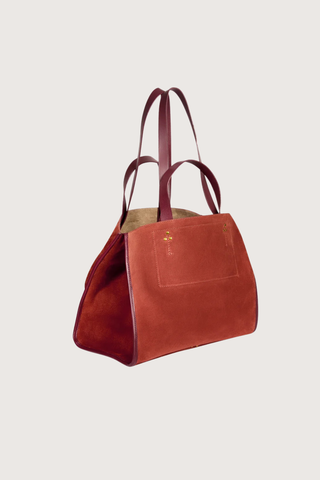 side profile Leon M Suede Rust Tote Bag
Four handles, of two lengths, in leather on the top of the bag
Dimensions : 52 x 27 x 20 cm
Handbag 90% Calf split leather 10% Cowhide / Lining 100% Cowhide crust