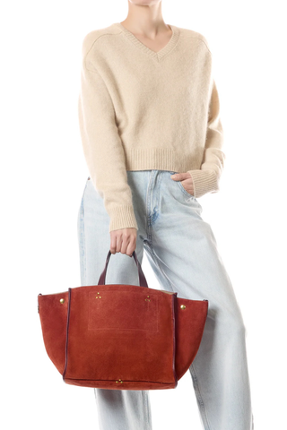 side profile model wearing bag on hand Leon M Suede Rust Tote Bag
Four handles, of two lengths, in leather on the top of the bag
Dimensions : 52 x 27 x 20 cm
Handbag 90% Calf split leather 10% Cowhide / Lining 100% Cowhide crust