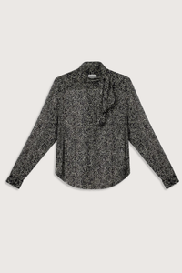 flat lay Leona Printed Top black ecru Lightweight printed muslin blouse
Stand-up collar with pussy bow
Long sleeves with buttoned cuffs
Asymmetrical opening