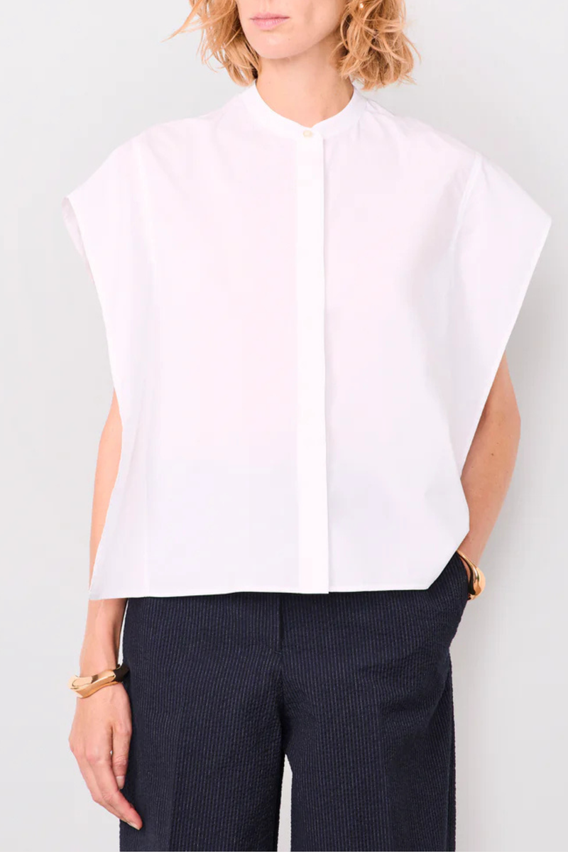front profile model wearing Leonora Poplin Top white Cotton Poplin
Slightly loose fitted
Rectangular shaped
Band collar
Hidden button placket
Back yoke
Box pleats in the back
Garment wash
