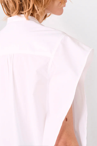 close up sleeve detail of Leonora Poplin Top white Cotton Poplin
Slightly loose fitted
Rectangular shaped
Band collar
Hidden button placket
Back yoke
Box pleats in the back
Garment wash