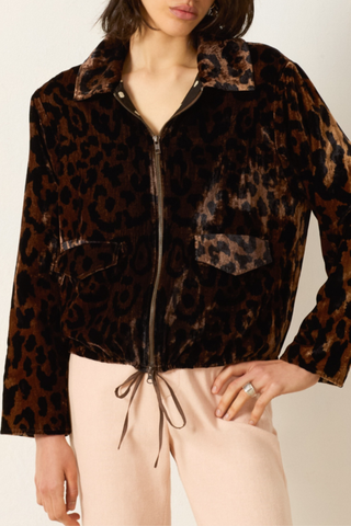 front profile model wearing Lex Leopard Viscose/Silk Jacket dark brown Soft velvet
Workwear-inspired zip jacket
Boxy fit
Adjustable drawstring hem
Leopard print
Fluid drape