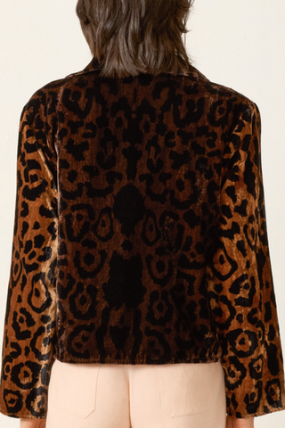 back profile model wearing Lex Leopard Viscose/Silk Jacket dark brown Soft velvet
Workwear-inspired zip jacket
Boxy fit
Adjustable drawstring hem
Leopard print
Fluid drape