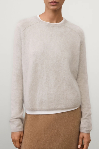 front profile model wearing Lexia Brushed Crew Sweater sand Brushed cashmere
Relaxed fit
Cropped silhouette
Round neck
Accentuated seams at the front
Full-length raglan sleeves
Ribbed trims
100% Cashmere