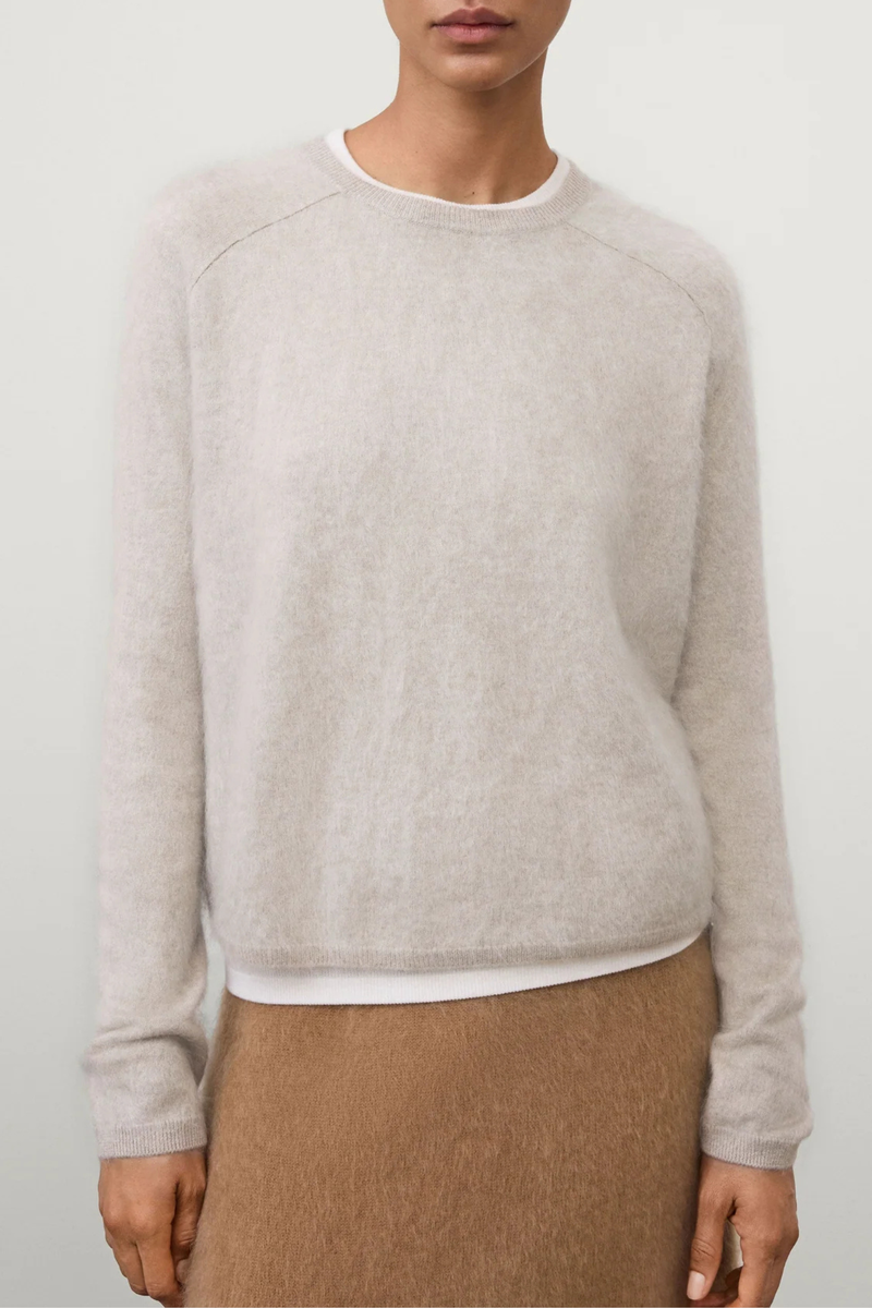 front profile model wearing Lexia Brushed Crew Sweater sand Brushed cashmere
Relaxed fit
Cropped silhouette
Round neck
Accentuated seams at the front
Full-length raglan sleeves
Ribbed trims
100% Cashmere