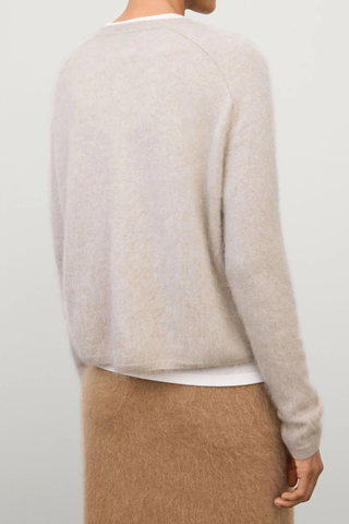 back profile model wearing Lexia Brushed Crew Sweater sand Brushed cashmere
Relaxed fit
Cropped silhouette
Round neck
Accentuated seams at the front
Full-length raglan sleeves
Ribbed trims
100% Cashmere