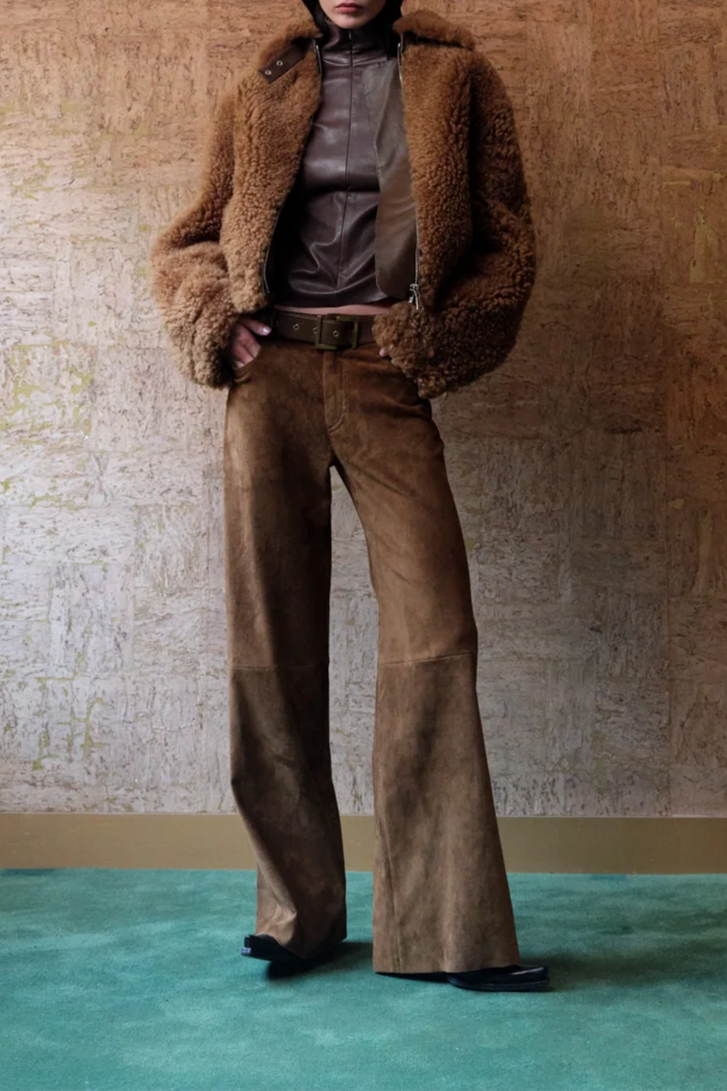 front profile model wearing Lilou Ten Suede Pant Bear brown Boyish five-pocket cut
Elongated silhouette
100% Stretch lamb leather
Machine washable
Wide-leg
Slant pockets
Belt loops
Secure button fastening