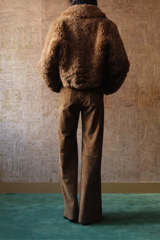 back profile model wearing Lilou Ten Suede Pant Bear brown Boyish five-pocket cut
Elongated silhouette
100% Stretch lamb leather
Machine washable
Wide-leg
Slant pockets
Belt loops
Secure button fastening