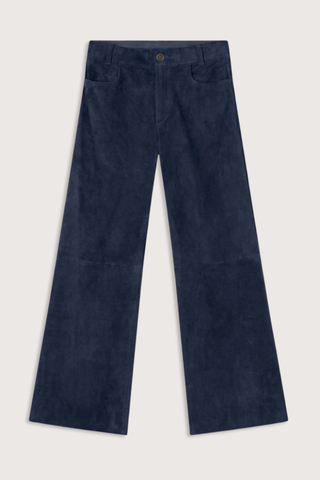flat lay Lilou Ten Suede Pant Notte navy blue Boyish five-pocket cut
Elongated silhouette
100% Stretch lamb leather
Machine washable
Wide-leg
Slant pockets
Belt loops
Secure button fastening