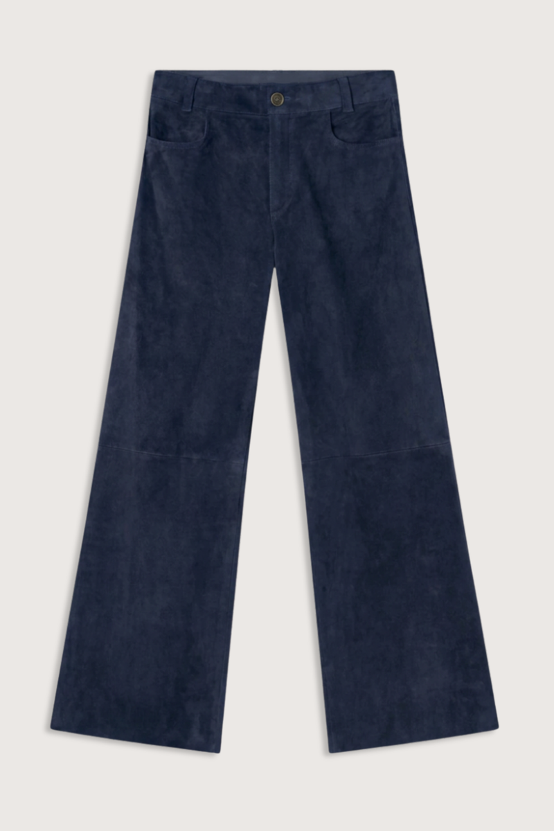 flat lay Lilou Ten Suede Pant Notte navy blue Boyish five-pocket cut
Elongated silhouette
100% Stretch lamb leather
Machine washable
Wide-leg
Slant pockets
Belt loops
Secure button fastening