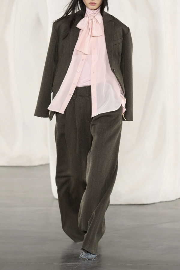 front profile model wearing  Lise Long Sleeve Silk Blouse With Tie powder pink Crepe de chine blouse
Classic button front silhouette
Draped bow detail
100% silk
Classic collar
Front button
Long sleeve
Relaxed fit
Bow at the neckline
Double-layer back yoke